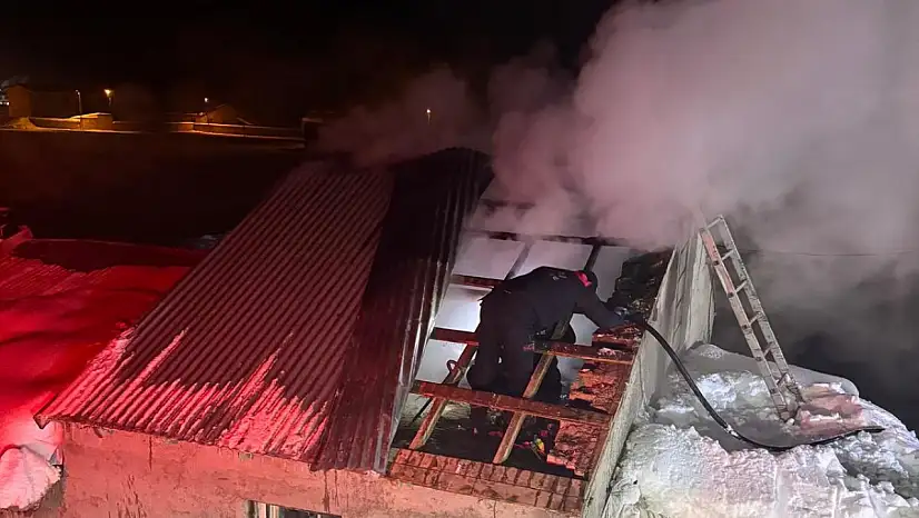 Yoncalı Köyü'nde çatı yangını itfaiye ekiplerince söndürüldü