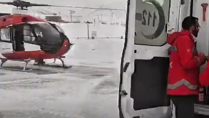 Zorlu Kış Şartlarında Umut Kazandı: Mahsur Kalan Anne ve Bebeği Helikopter Ambulansla Kurtarıldı