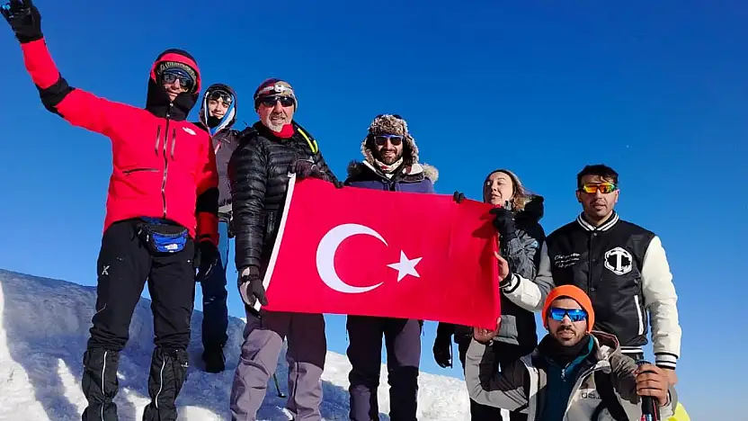 5 bin metrede gurur anı: Türk bayrağı zirvede dalgalandı