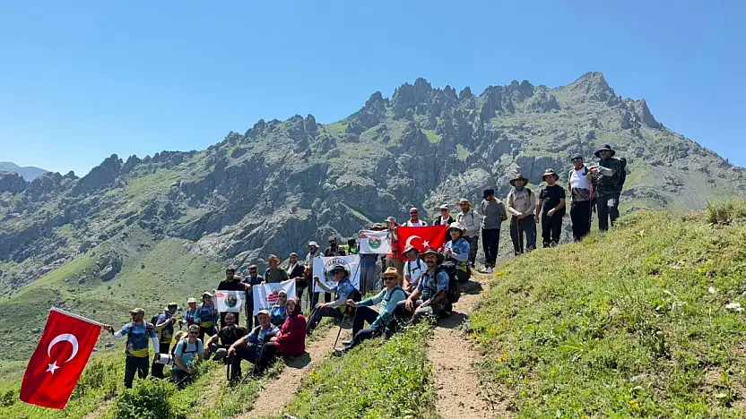 65 kişilik ekip Mamakar Dağı'nın zirvesine Türk bayrağı taşıdı