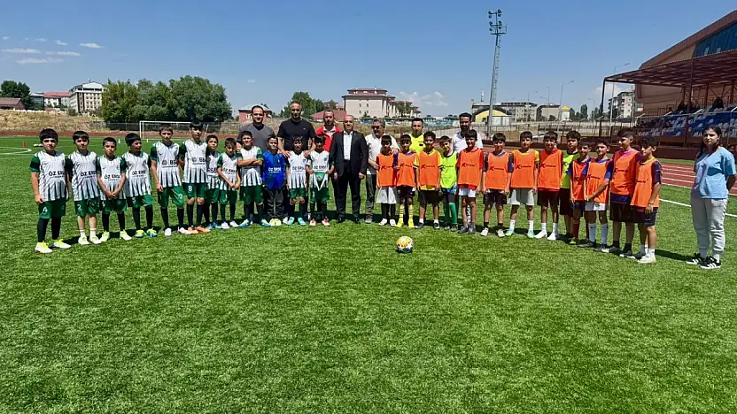 AGAH küçükler futbol turnuvası Ağrı'da başladı