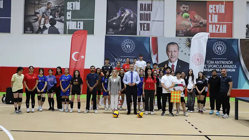 AGAH Projesi voleybol turnuvasında şampiyonlar ödüllerini aldı