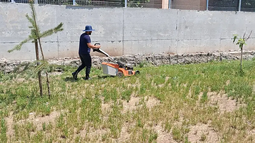 Ağrı Belediyesi ekipleri yeşil alanlarda bakım çalışmalarını sürdürüyor