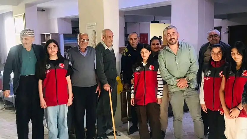 Ağrı Çocuk Hakları Komitesi'nden huzurevine bayram ziyareti