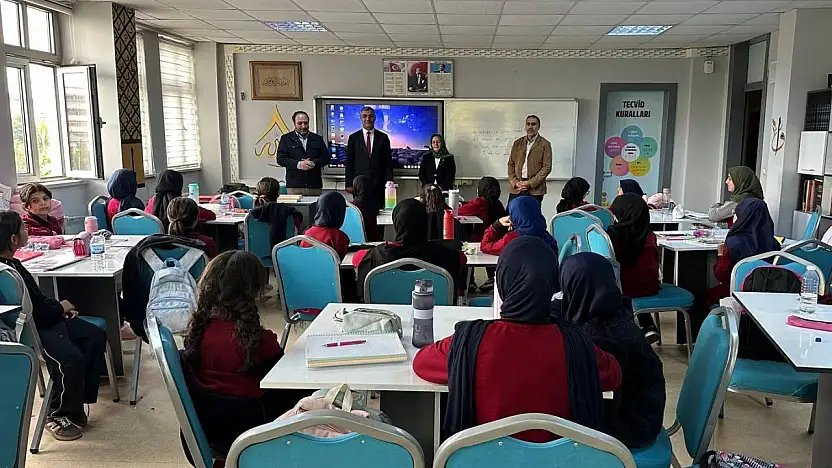 Ağrı'da 25 kız öğrenci hem okuluna devam ediyor hem hafızlık yapıyor