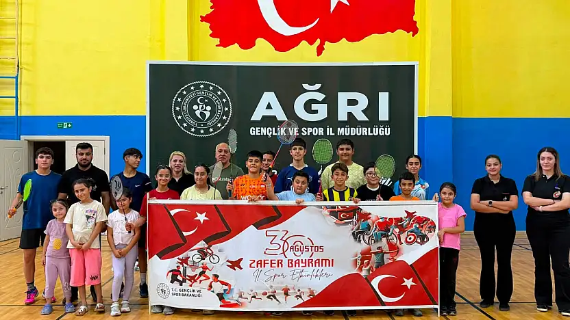 Ağrı'da 30 Ağustos Zafer Bayramı'na özel badminton turnuvası düzenlendi