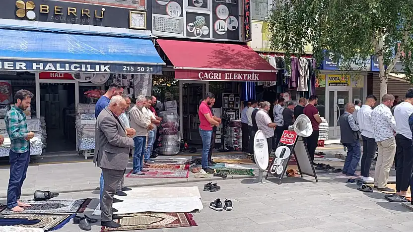 Ağrı'da açık havada Cuma namazı geleneği devam ediyor