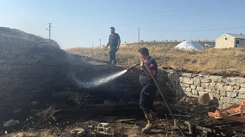 Ağrı'da alevlerin arasından hayvanlarını kurtardılar