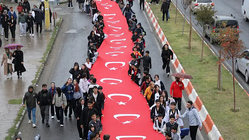 Ağrı'da Amatör Spor Haftası 100 metrelik Türk bayrağıyla başladı