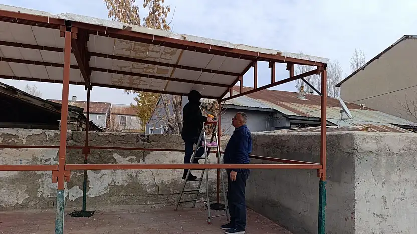 Ağrı'da araç sahipleri portatif garaj yaptırmaya başladı
