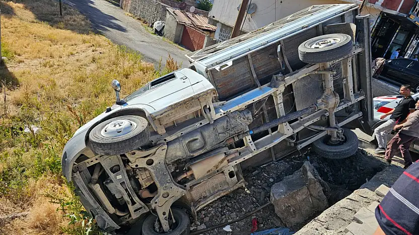 Ağrı'da araç şarampole yuvarlandı: 3 kişi yaralandı