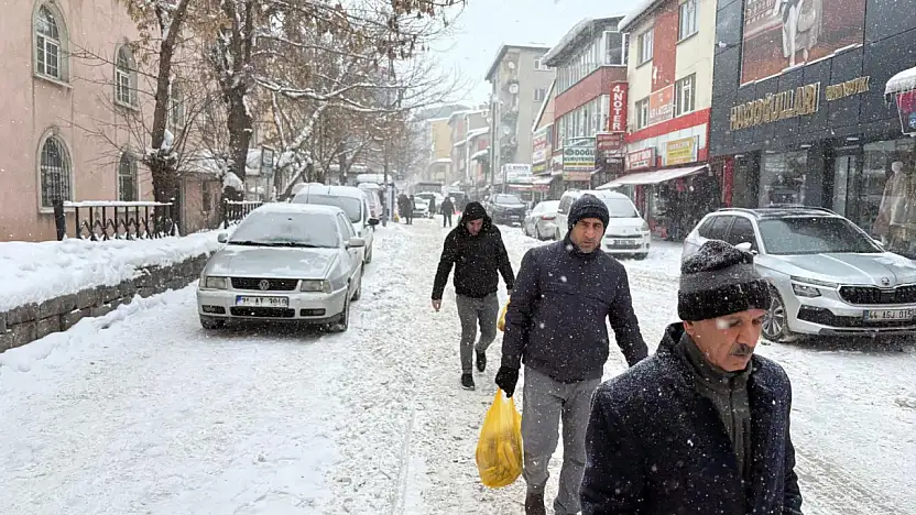 Ağrı'da araçlar kaldırımda vatandaş yollarda