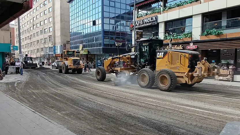 Ağrı'da aynı anda kazılan yollar trafiği kilitledi