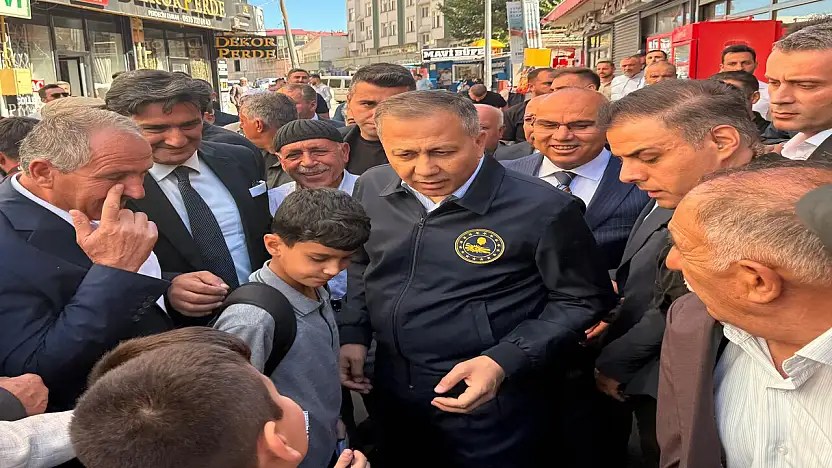 Ağrı'da Bakan Yerlikaya'ya çocuklardan sevgi seli