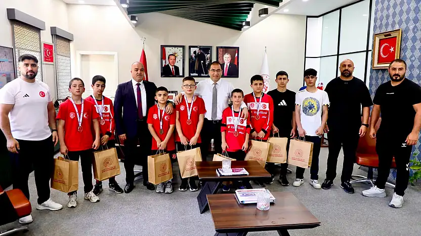 Ağrı'da başarılı sporculara anlamlı buluşma