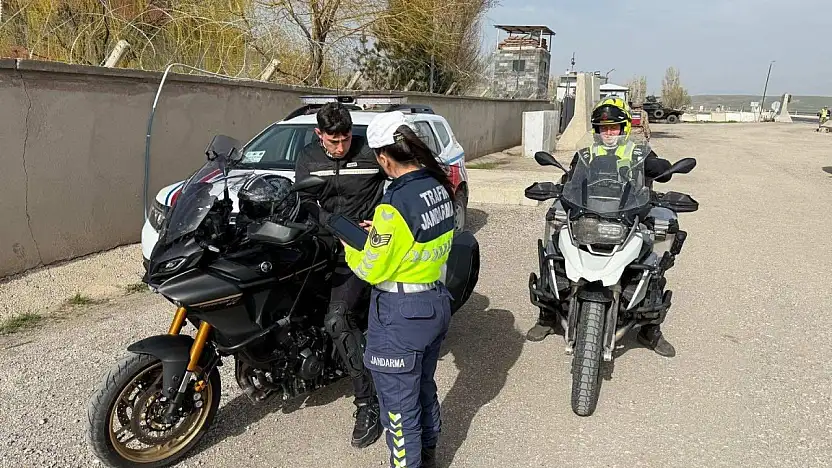 Ağrı'da bayram öncesi trafik denetimleri: 105 araç sürücüsüne ceza