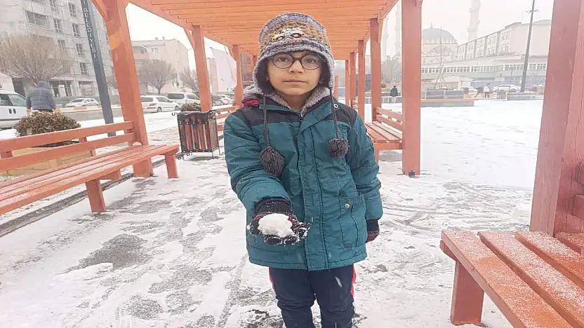 Ağrı'da beyaz örtüyü gören çocuklar kar topu oynayarak eğlendi