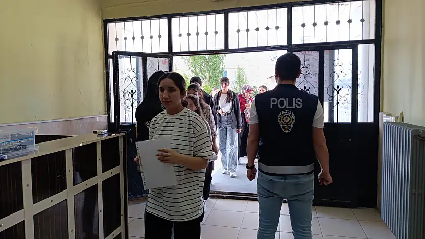 Ağrı'da binlerce genç üniversite hayali için sınavda ter döküyor