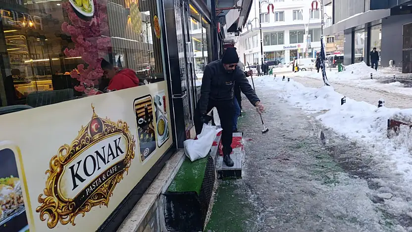 Ağrı'da bir esnaf, buzda müşterilerinin düşmemesi için harekete geçti