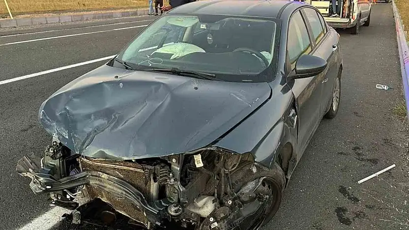 Ağrı'da bir sürücü U dönüşü yasağını hiçe saydı, kaza kaçınılmaz oldu