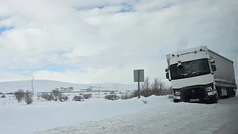 Ağrı'da bir tır kara saplandı