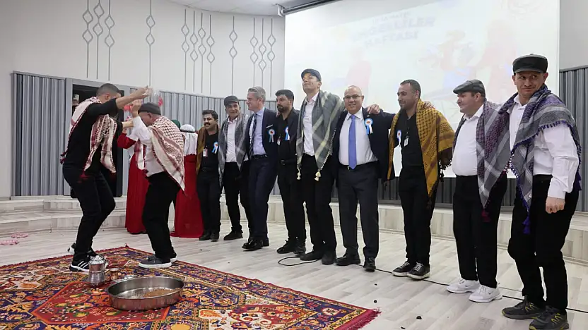 Ağrı'da bu kez engeller sanatla aşıldı sahne onların oldu
