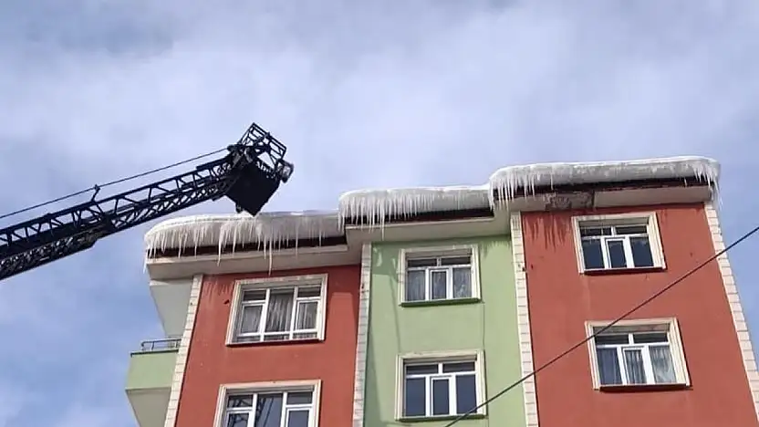 Ağrı'da buz sarkıtları tek tek temizleniyor