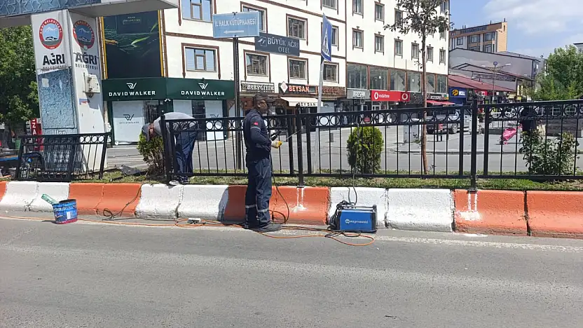 Ağrı'da caddelerde demir korkuluk dönemi başladı