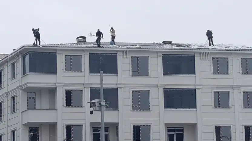 Ağrı'da çatıda biriken karlar temizlenmeye devam ediyor