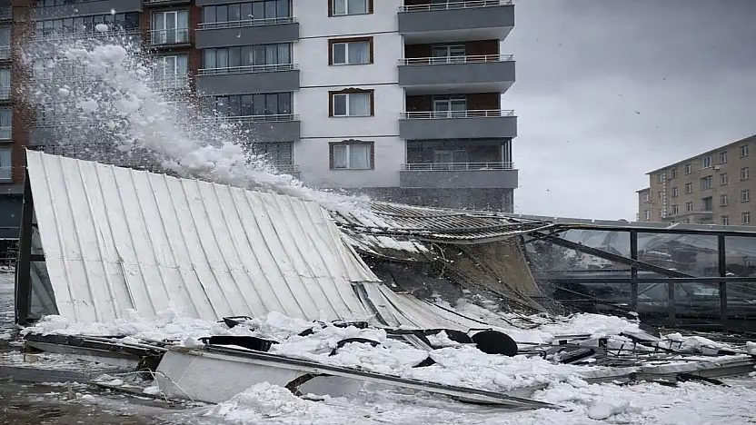 Ağrı'da çatıdan düşen kar kafeyi yerle bir etti