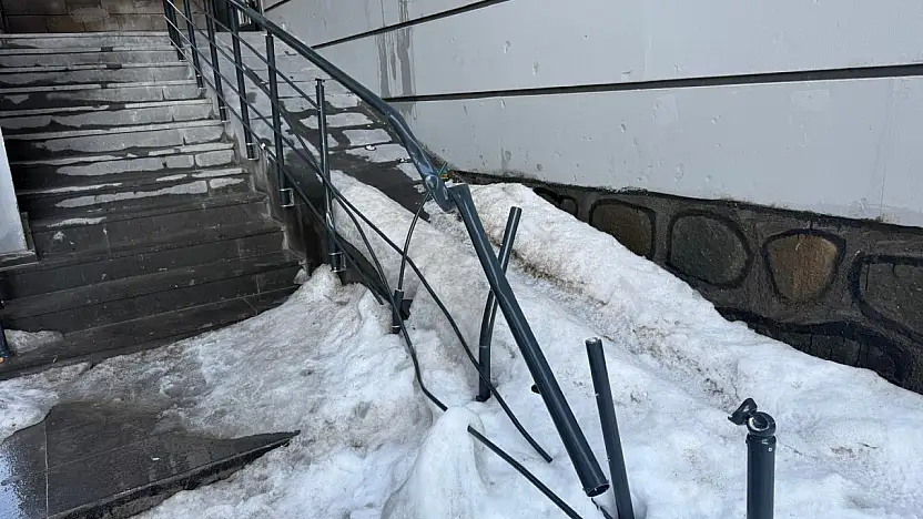 Ağrı'da çatıdan kopan buz kütleleri yine hasara yol açtı