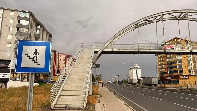 Ağrı'da çevre yolunda riskli yaya geçişleri sürüyor