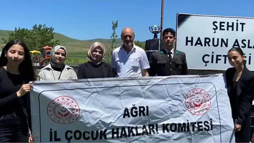 Ağrı'da çocuklardan şehit yakınları ve gazilere anlamlı Babalar Günü ziyareti