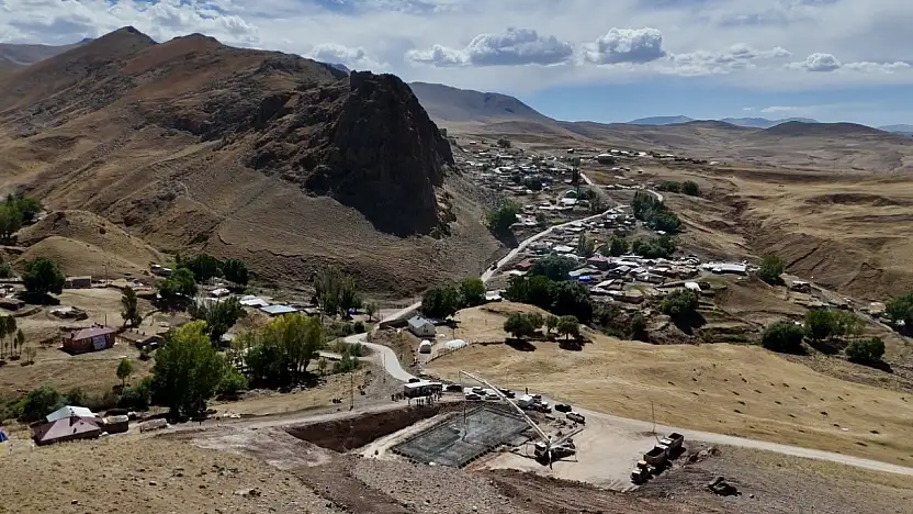 Ağrı'da çocukların eğitimi için tepeyi tıraşlayıp okul yeri açtılar
