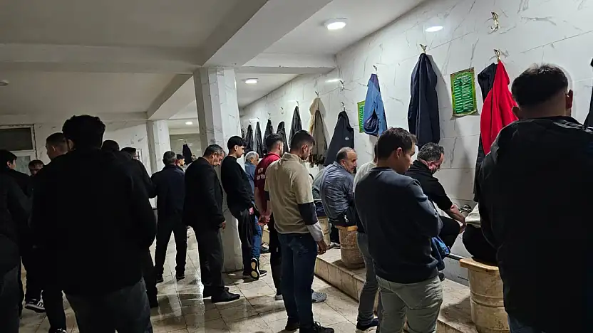Ağrı'da cuma namazına giden vatandaşlar susuz kaldı