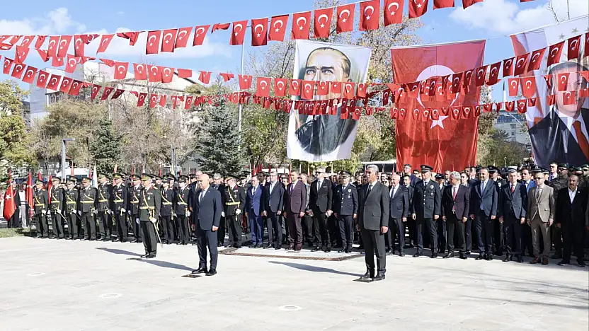 Ağrı'da Cumhuriyet Bayramı çelenk sunma töreniyle kutlandı