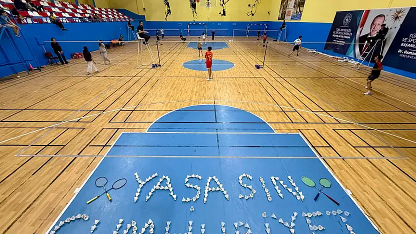 Ağrı'da Cumhuriyet Bayramı için badminton turnuvası düzenlendi