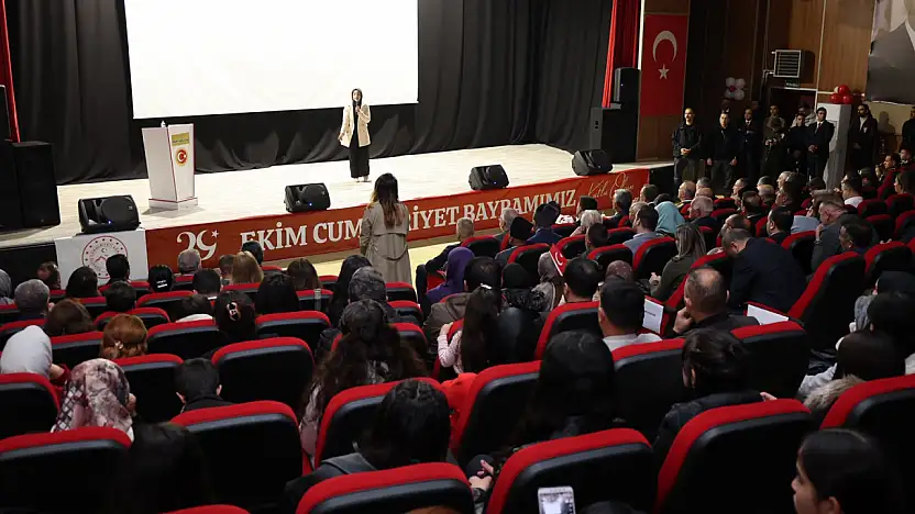 Ağrı'da Cumhuriyet'in 103. yılı öğrencilerin gösterileriyle kutlandı