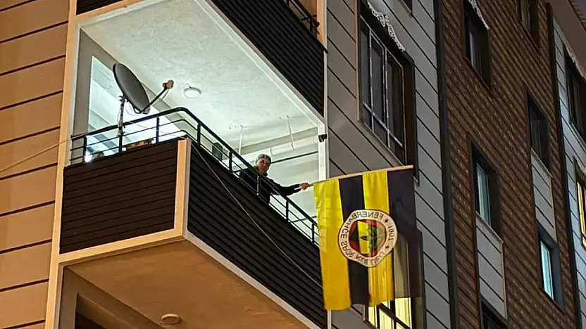 Ağrı'da derbi coşkusu evlerin balkonlarına taşındı