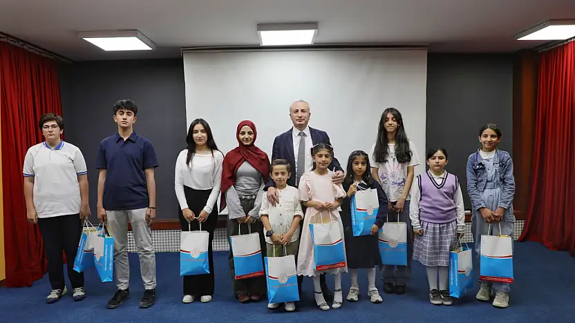 Ağrı'da Dilimizin Zenginlikleri Projesi'nde başarılı öğrenciler ödüllendirildi