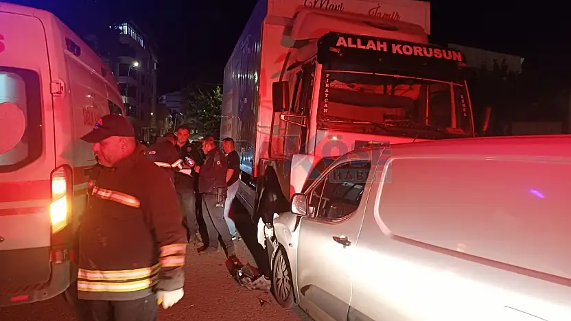 Ağrı'da direksiyon hakimiyetini kaybeden sürücü park hâlindeki tıra çarptı