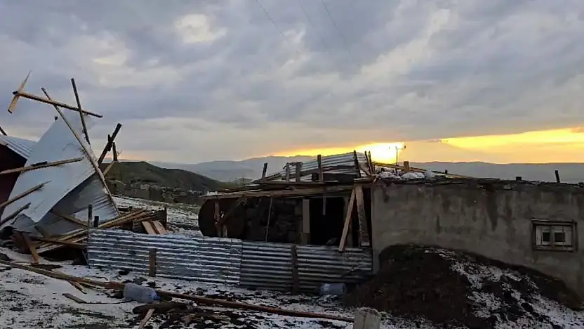 Ağrı'da dolu ve fırtına etkili oldu: Bir evin çatısı uçtu