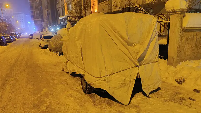 Ağrı'da dondurucu gecelerde, vatandaşlar araçlarını örtüyor