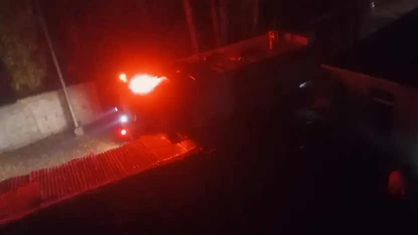 Ağrı'da dumanlar geceyi sardı, yangın endişe yarattı