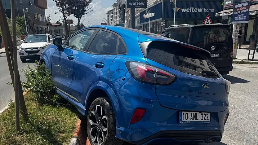 Ağrı'da Erzurum Caddesi'nde trafik kazası: İki araçta hasar oluştu