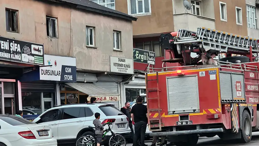 Ağrı'da Eski Van Caddesi'nde korkutan yangın