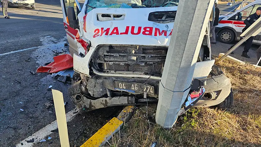 Ağrı'da feci kaza: Ambulans da kazaya karıştı!