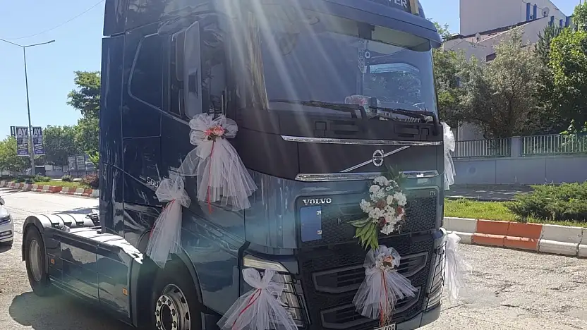 Ağrı'da gelin ve damada tır sürprizi