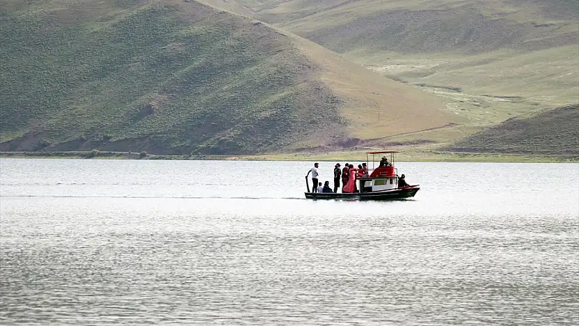 Ağrı'da göl manzaralı bungalovlarda ziyaretçiler bayram molası verdi