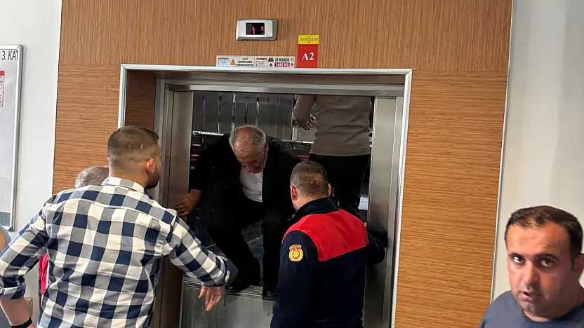 Ağrı'da hastane asansörü dikiş tutmuyor! 9 kişiyi ekipler kurtardı